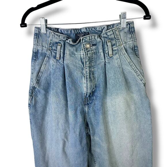 Abercrombie & Fitch Vintage Inspired Ultra High Rise Paperbag Raw Hem Mom Jeans - Picture 4 of 13